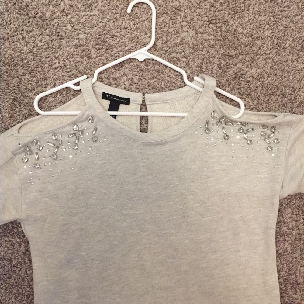 International Concepts. Gray. Open shoulder.